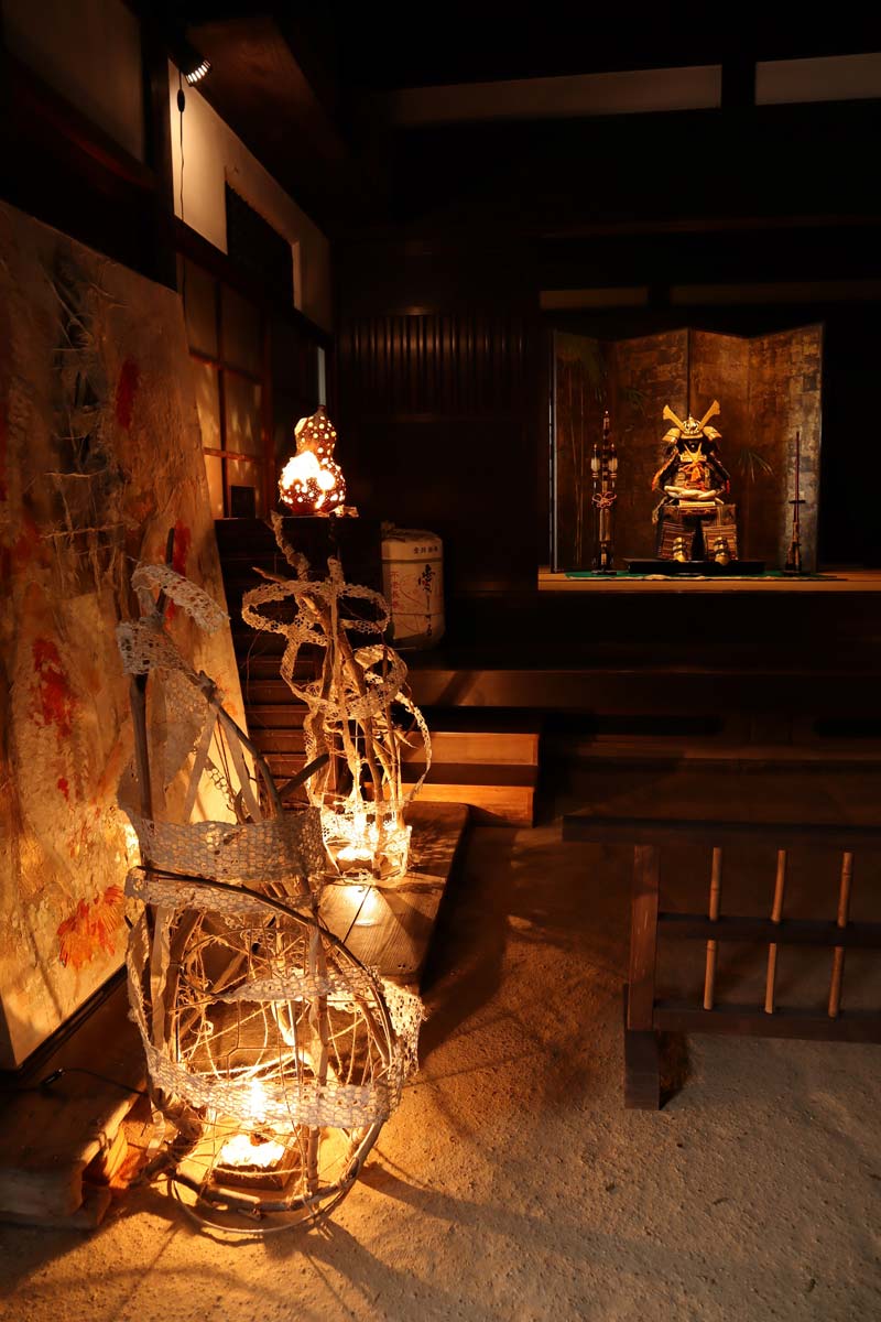 小栗家住宅の「萬三の白モッコウバラ」 